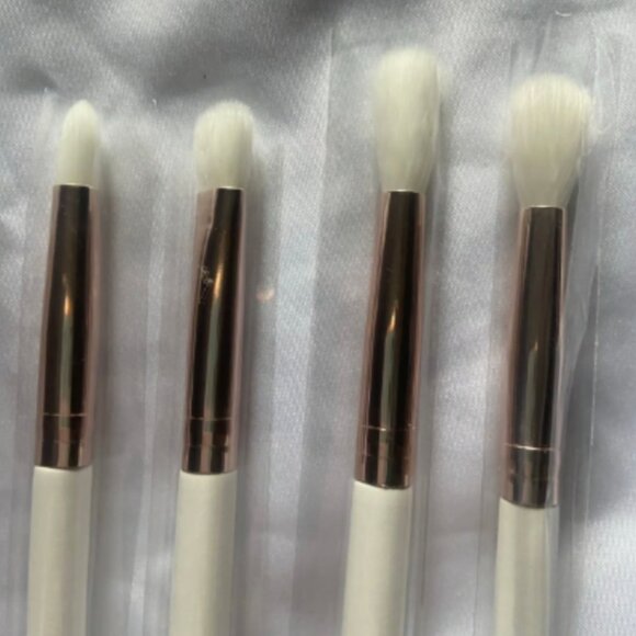 Iconic London 4 pc Brush Set & Drawstring Bag Caught‎ My Eye Brush Set

A - Picture 3 of 4